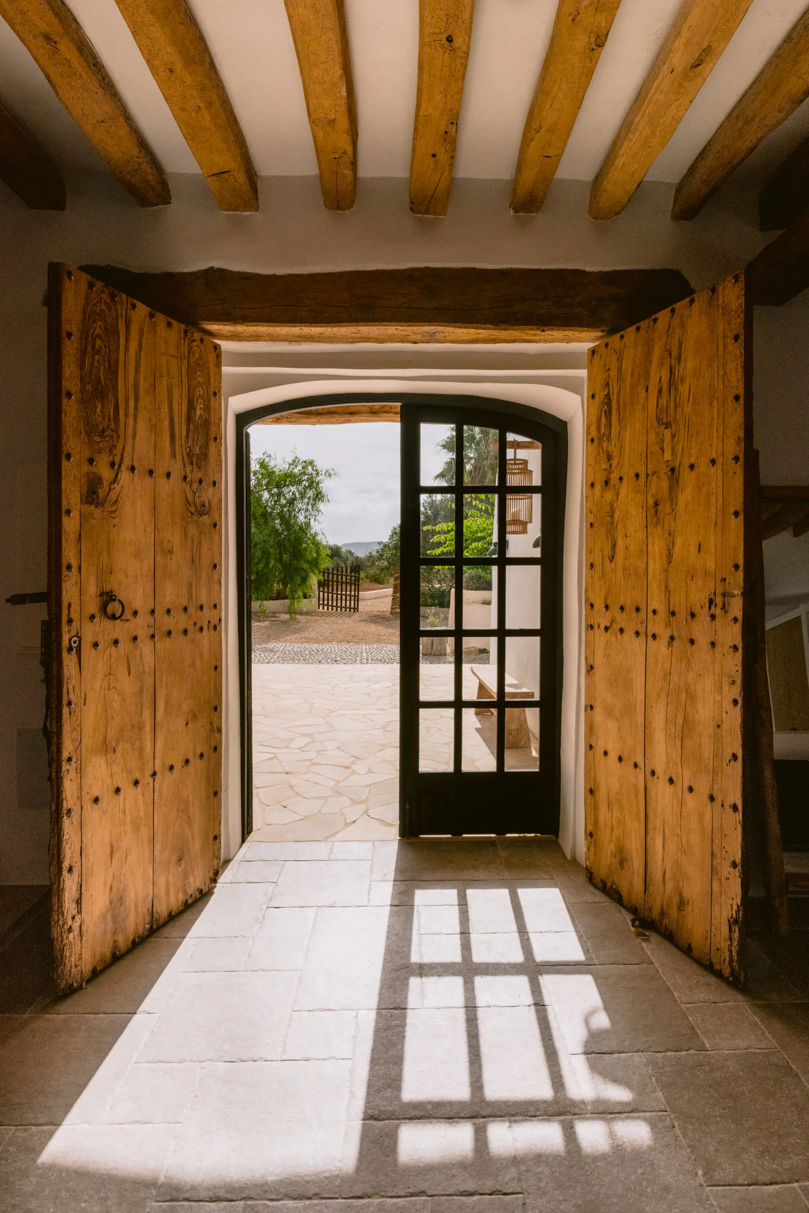 entrée avec portes anciennes et poutres maison Ibiza