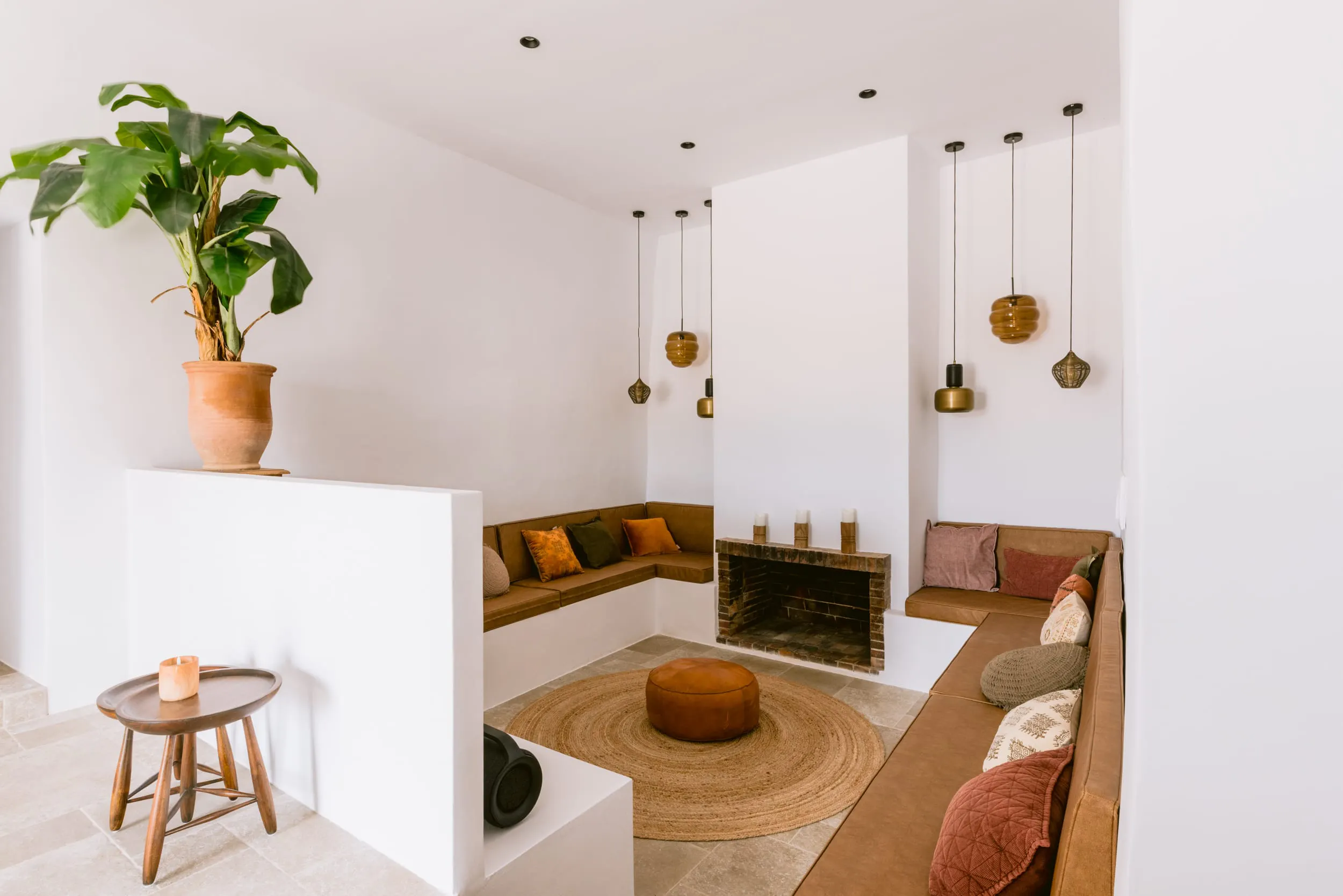 salon avec cheminée et banquette maçonnée maison Ibiza