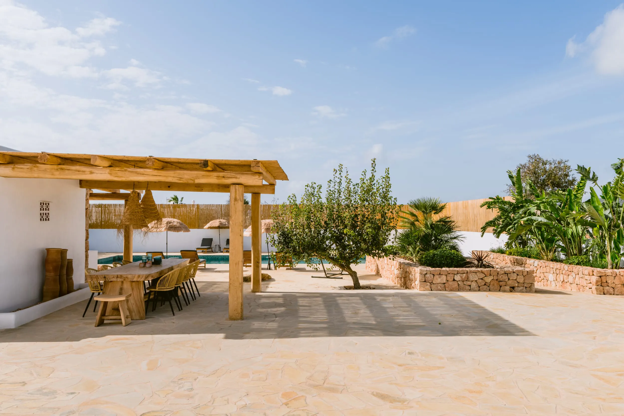 terrasse avec pergola bois maison Ibiza