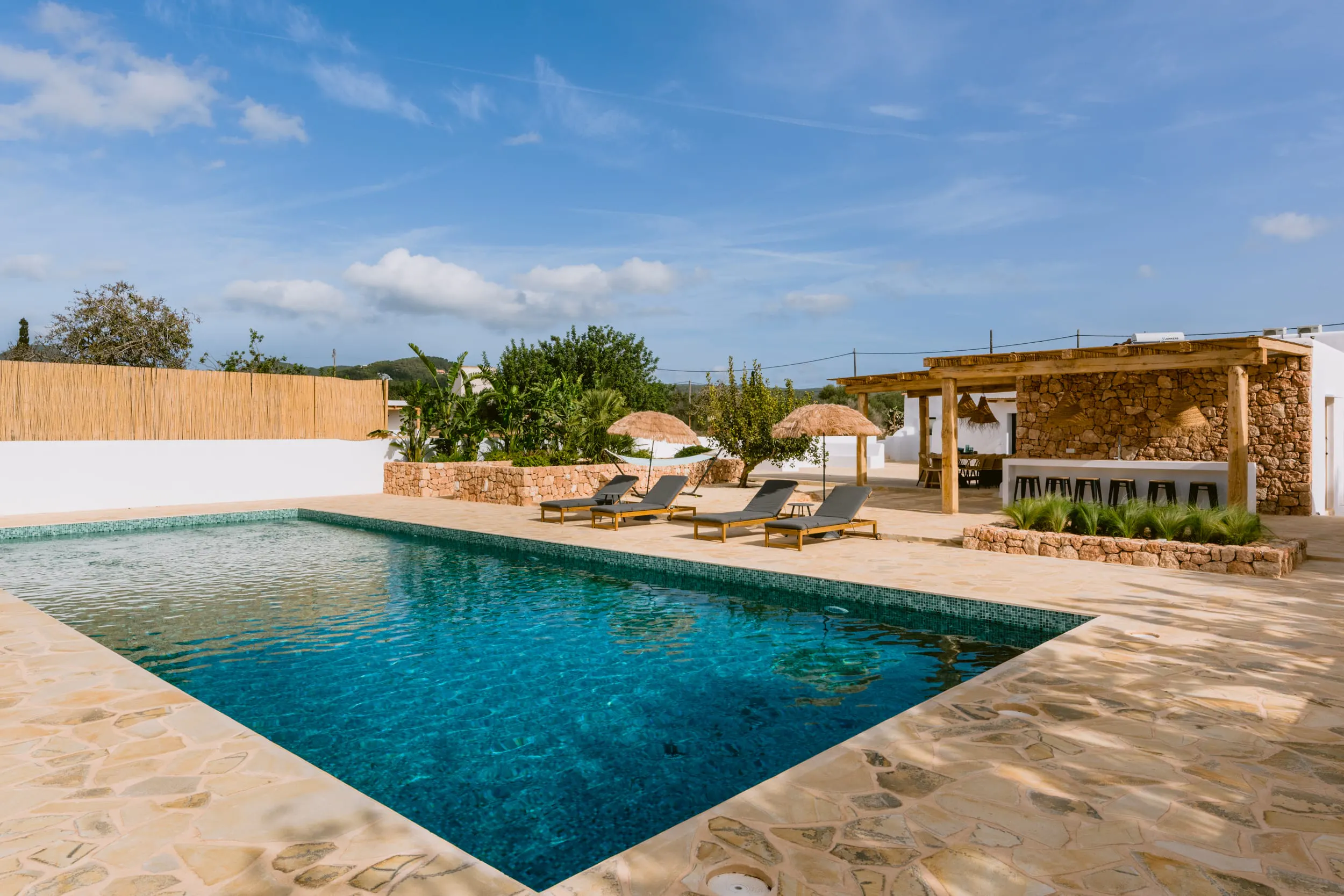 terrasse avec piscine et pergola bois maison Ibiza