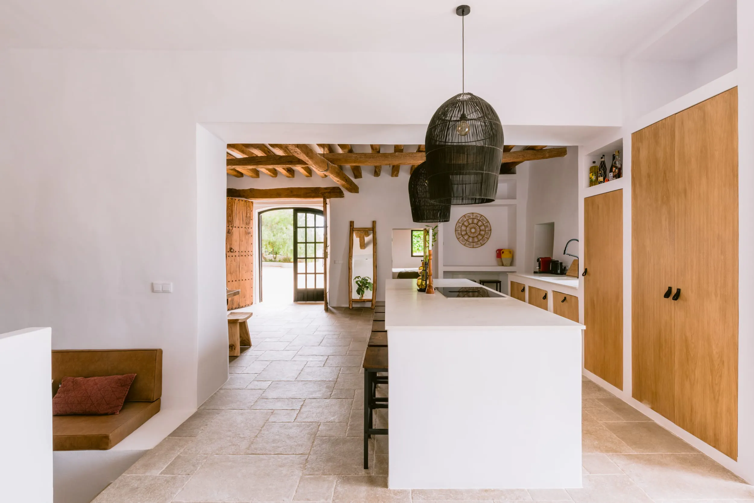 cuisine bois avec îlot béton
