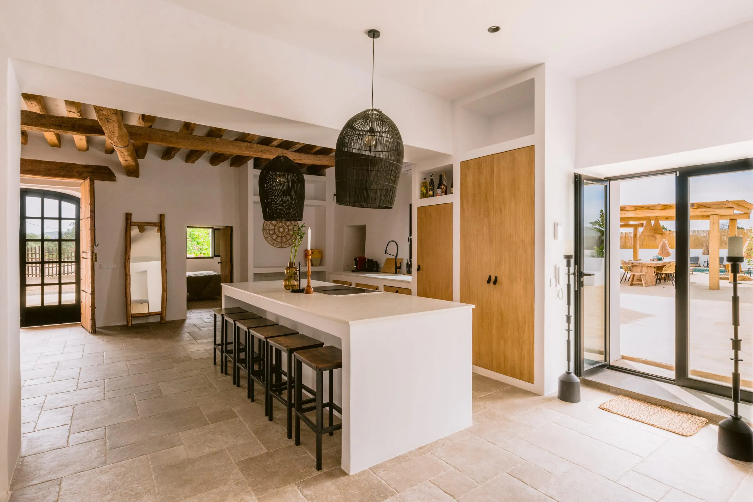 cuisine bois avec îlot béton maison Ibiza
