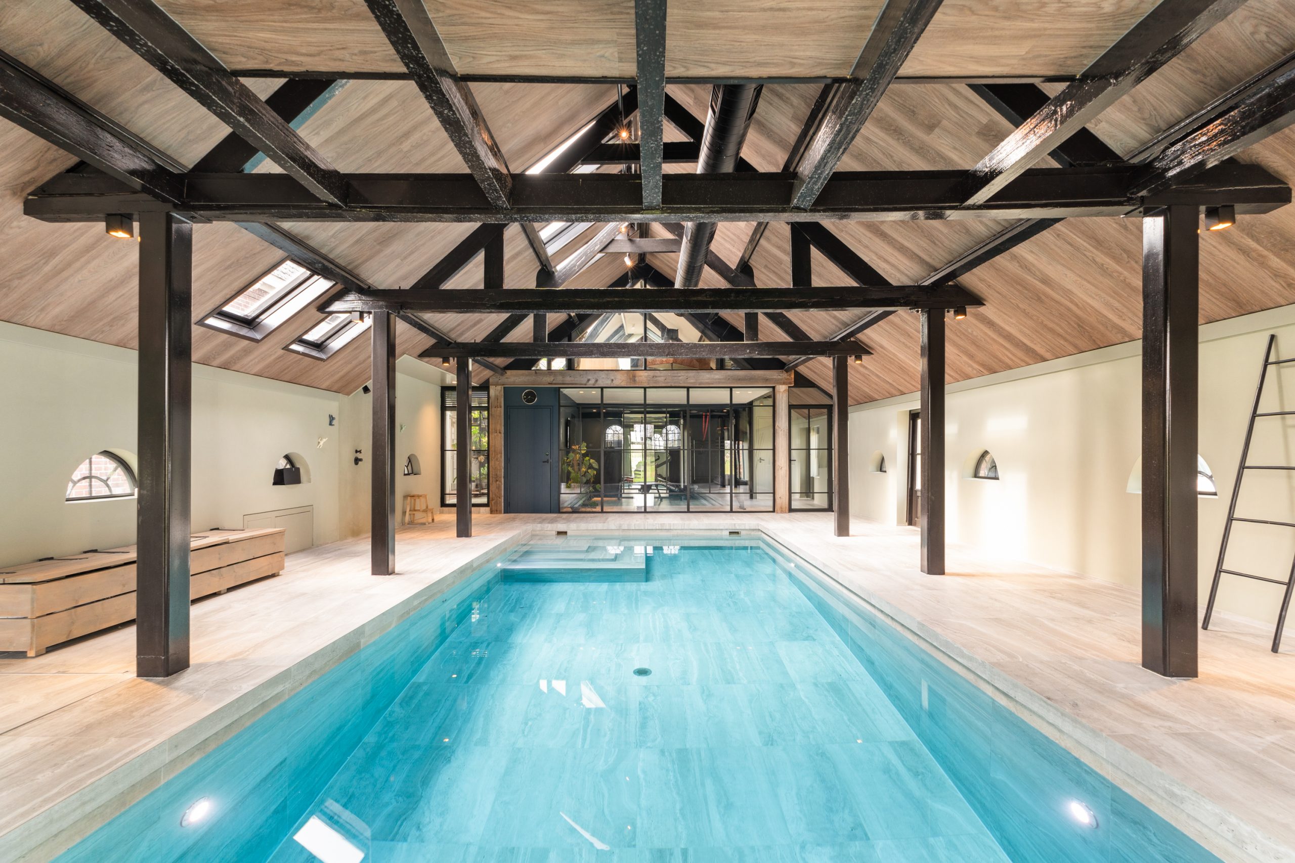 piscine intérieure dans grange avec poutres piscine intérieure dans grange avec poutres