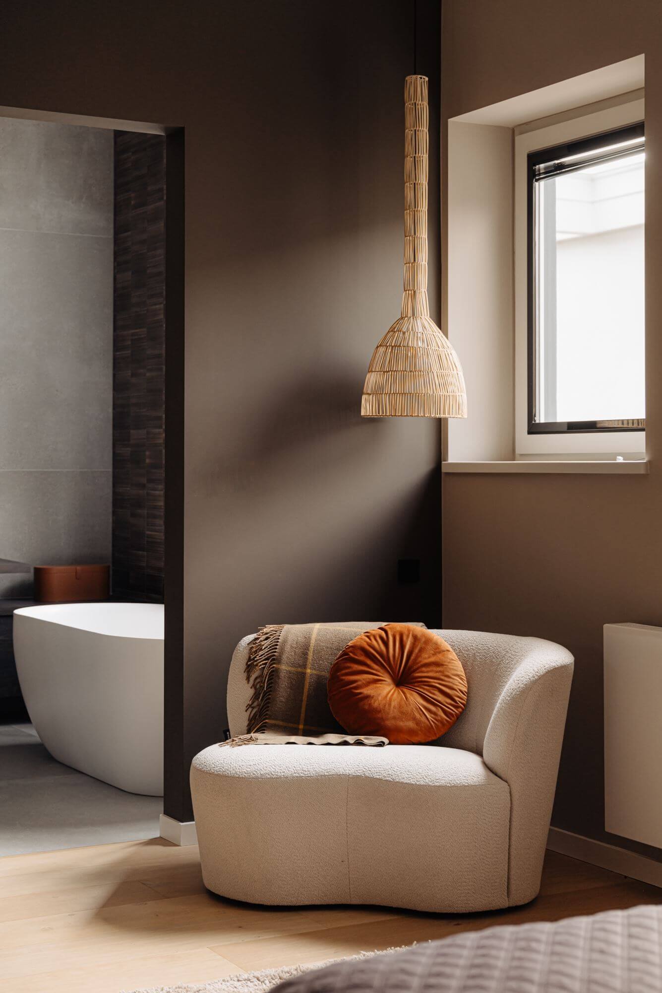 chambre murs marrons