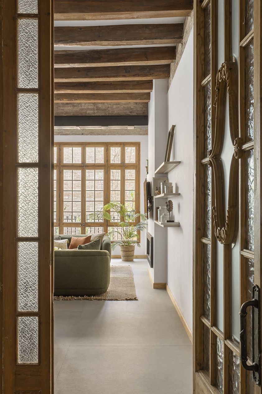 salon avec portes vitrées anciennes et poutres décoration contemporaine