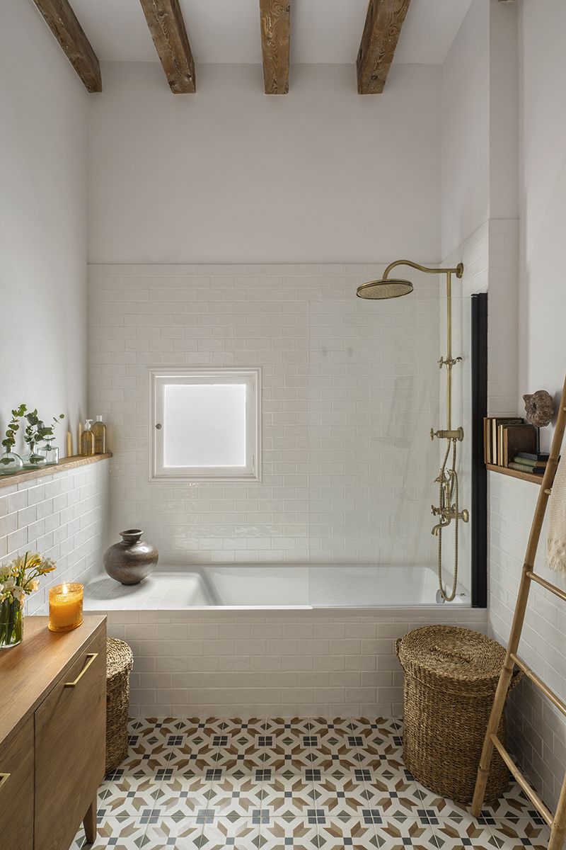 salle de bain avec poutres et sol carreaux de ciment anciens