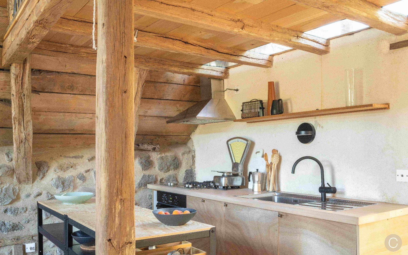cuisine sous mezzanine murs pierres grange rénovée Cantal cuisine sous mezzanine murs pierres grange rénovée Cantal