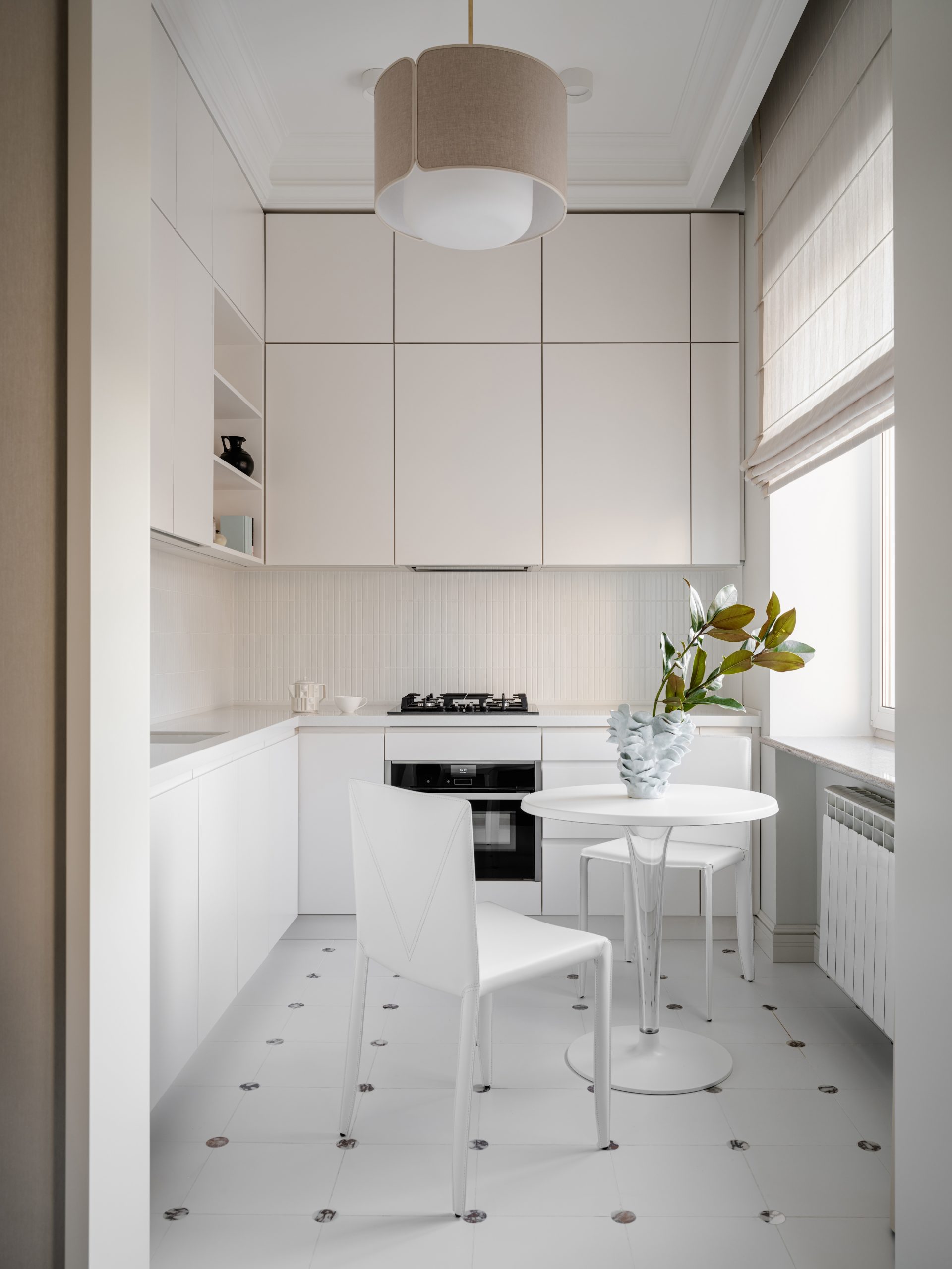 cuisine blanche avec coin repas
