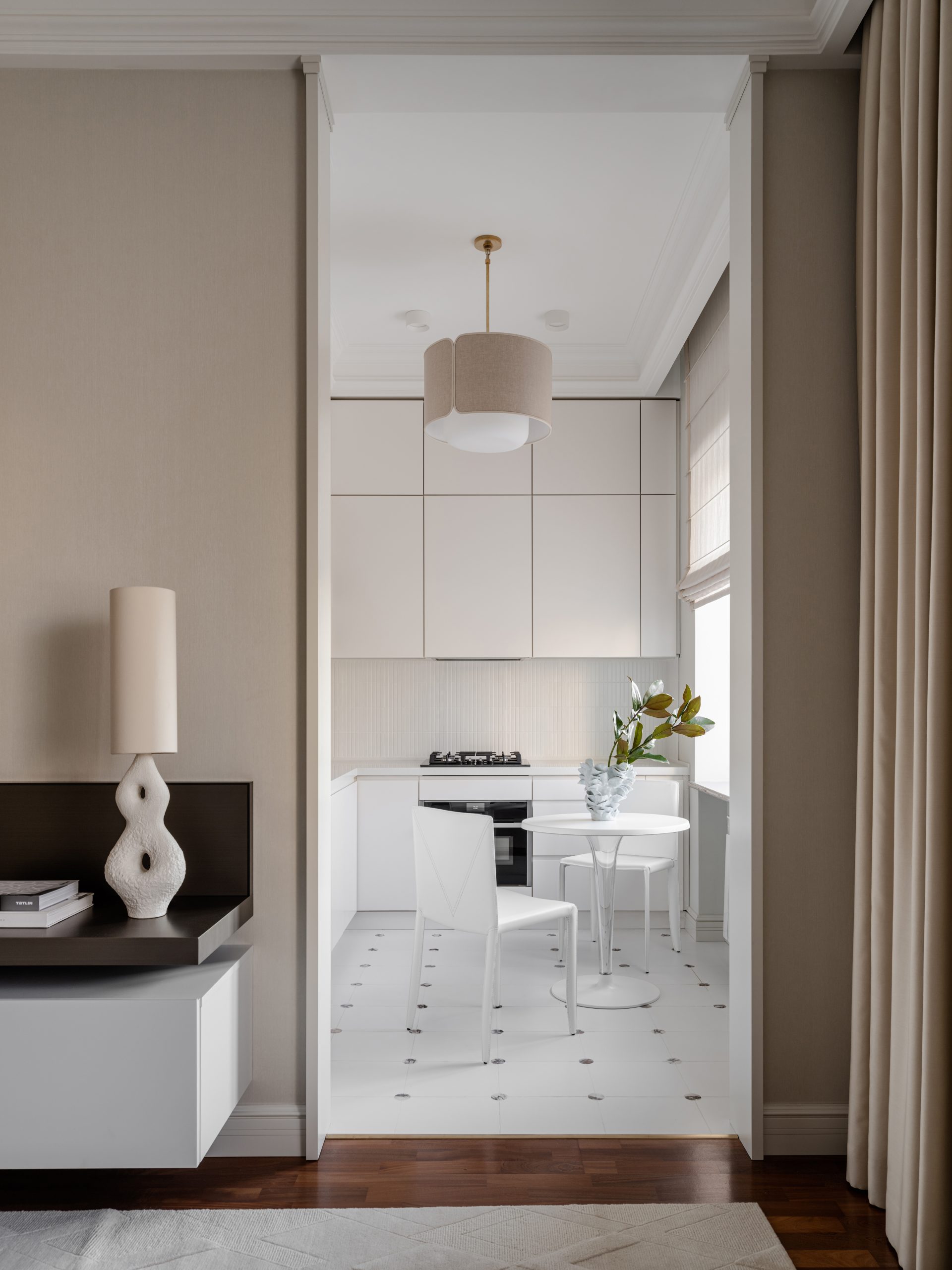cuisine blanche avec coin repas