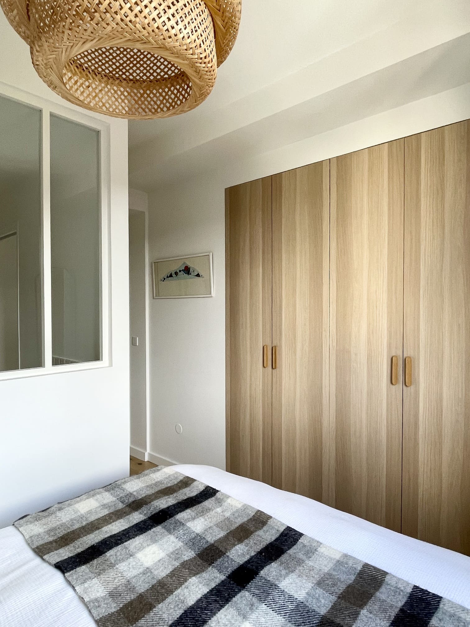chambre avec verrière blanche appartement rénové par par Charlotte Gille de Happy Pog chambre avec verrière blanche appartement rénové par par Charlotte Gille de Happy Pog