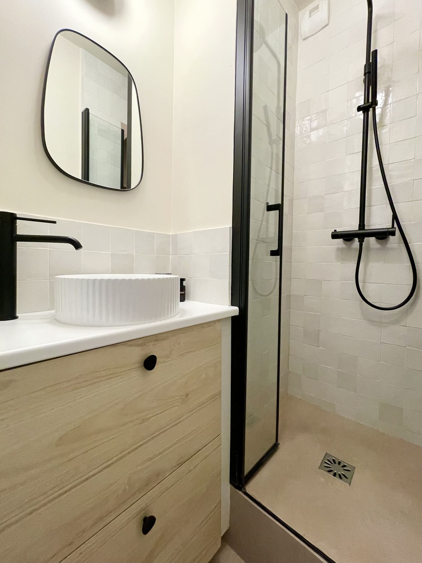 salle de bain décoration contemporaine appartement rénové par par Charlotte Gille de Happy Pog salle de bain décoration contemporaine appartement rénové par par Charlotte Gille de Happy Pog