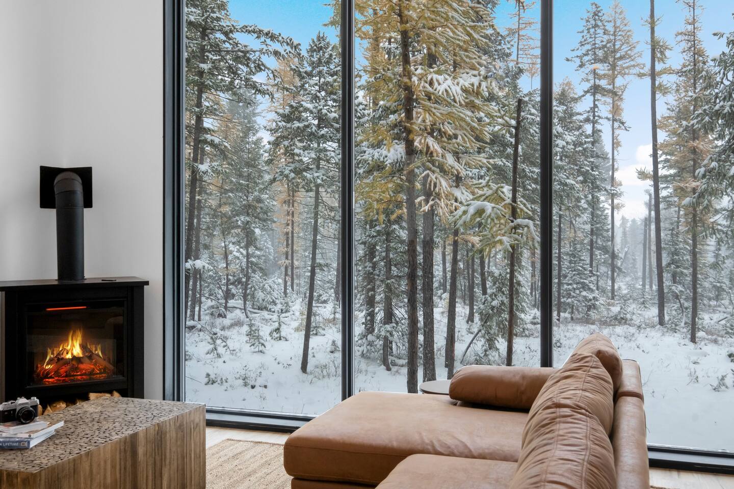 salon avec baie vitrée maison en bois contemporaine