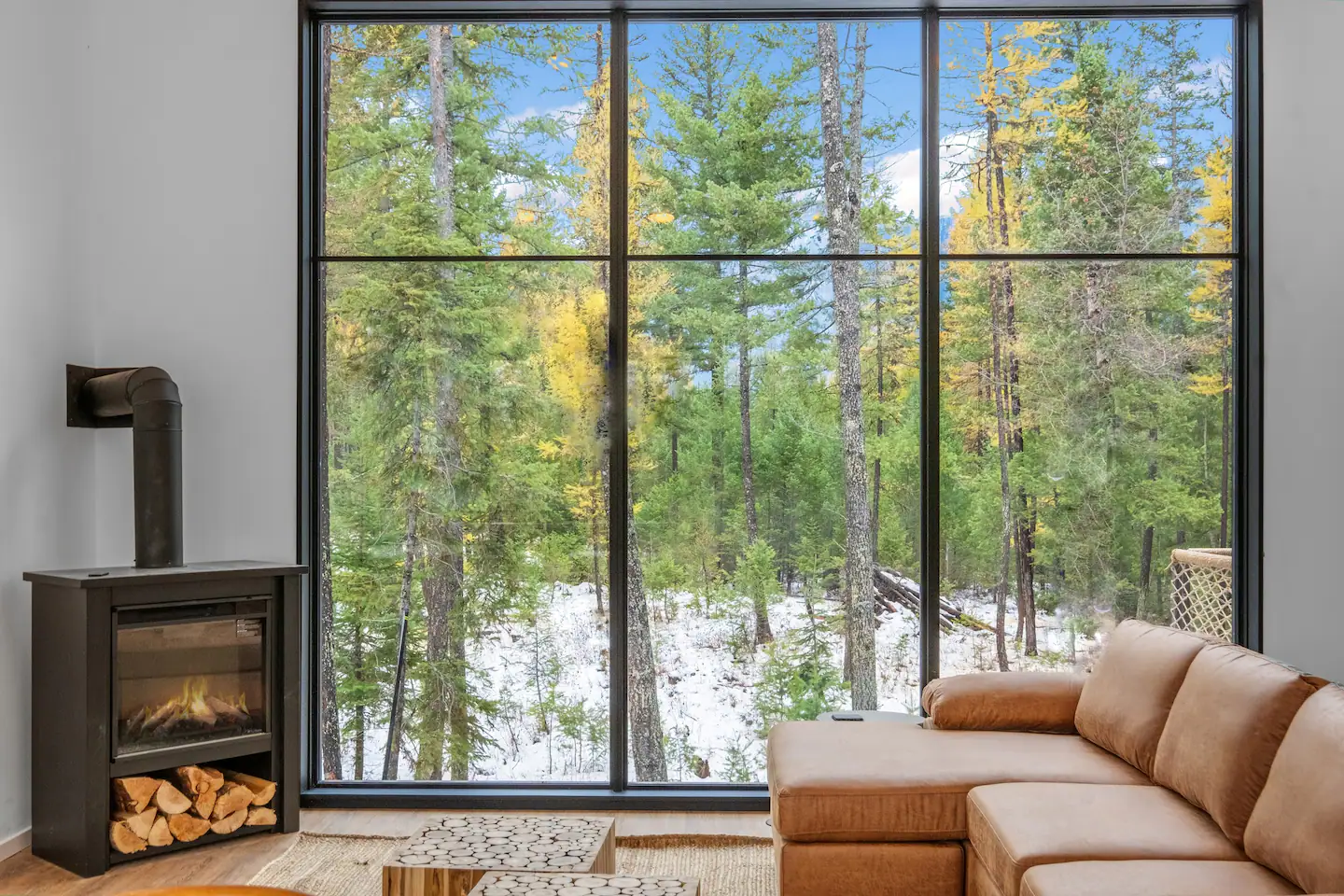 salon avec baie vitrée maison en bois contemporaine