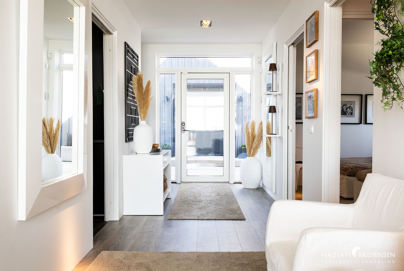 entrée avec porte vitrée maison contemporaine
