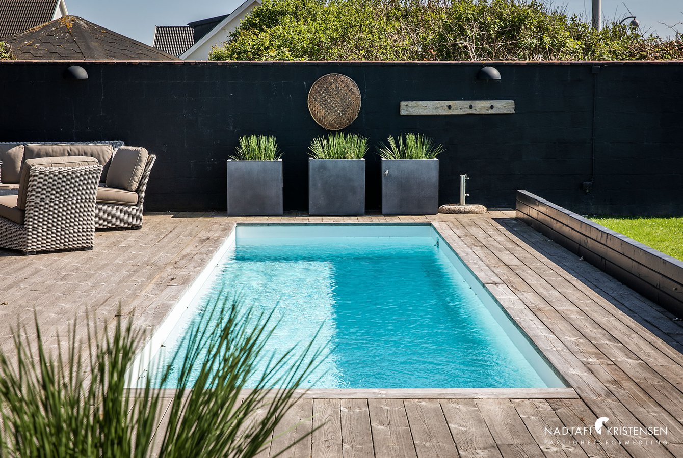 terrasse bois avec piscine maison contemporaine