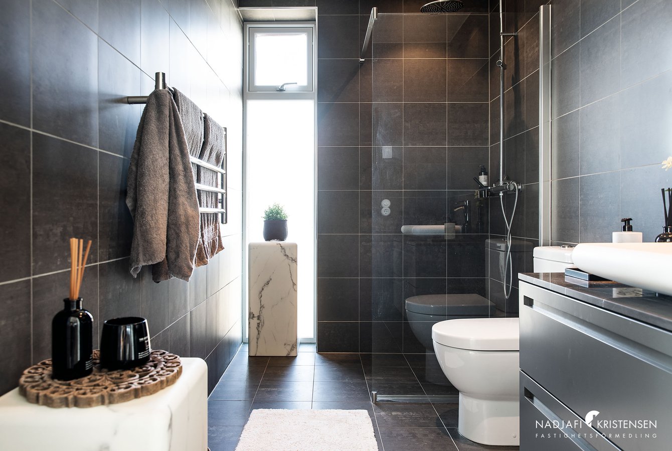 salle de bain design noire