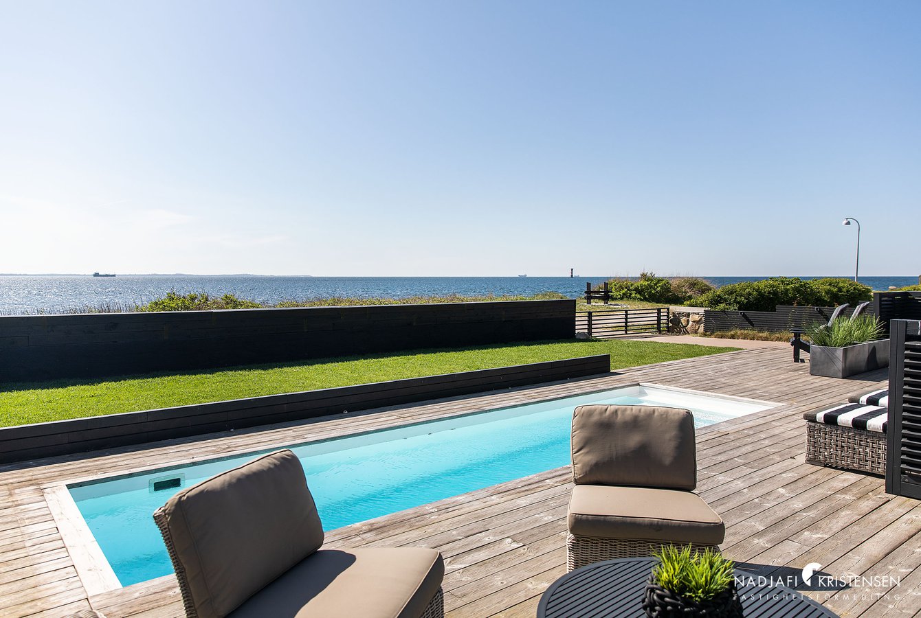 terrasse bois avec piscine maison contemporaine