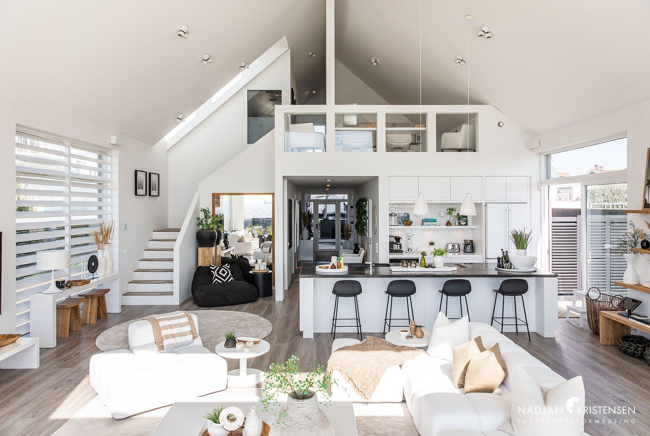 salon maison contemporaine avec mezzanine