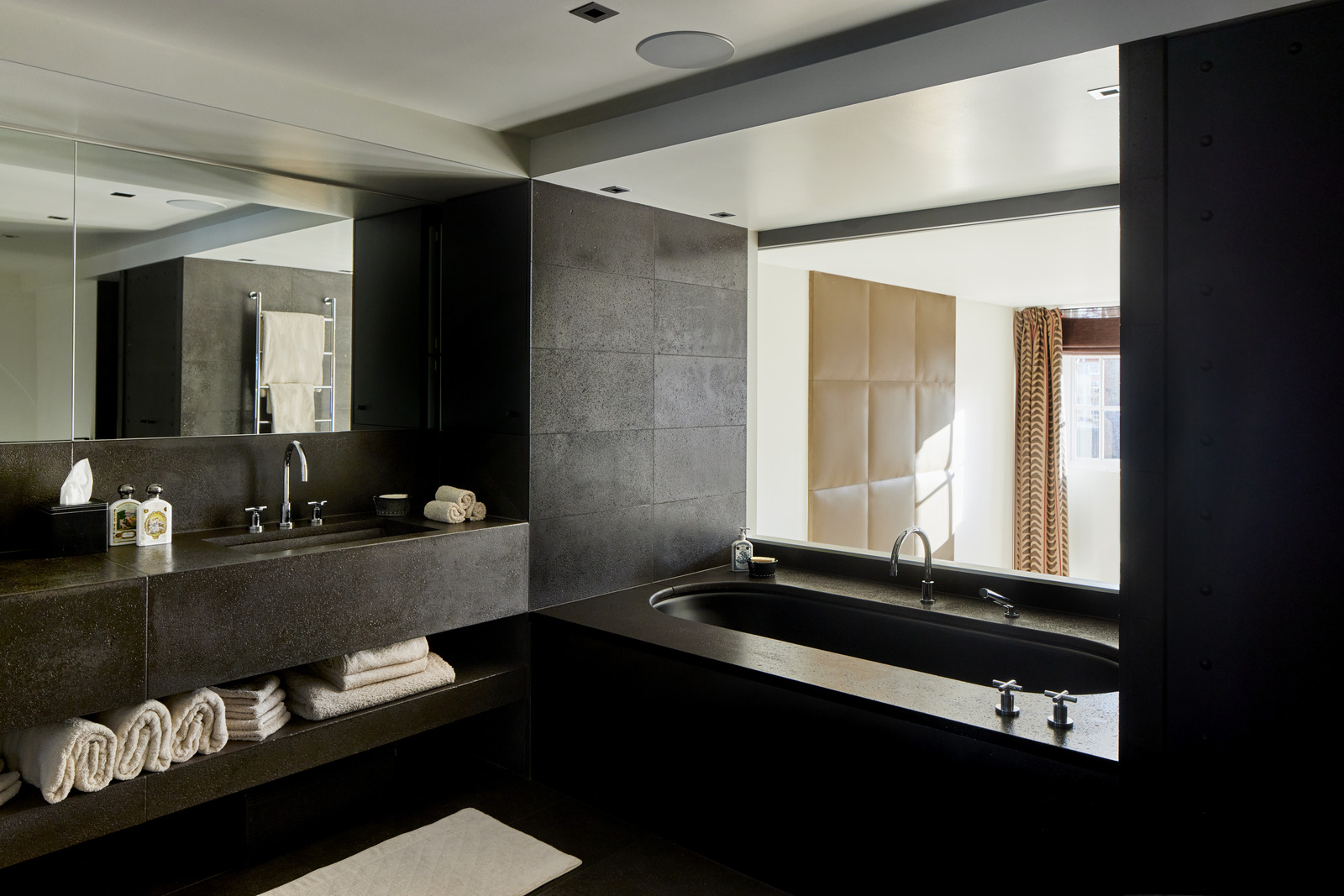 salle de bain design granit noir