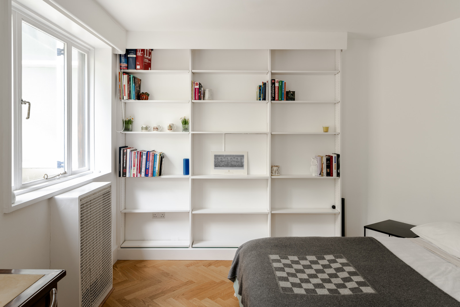 chambre bureau avec bibliothèque appartement décoration moderne