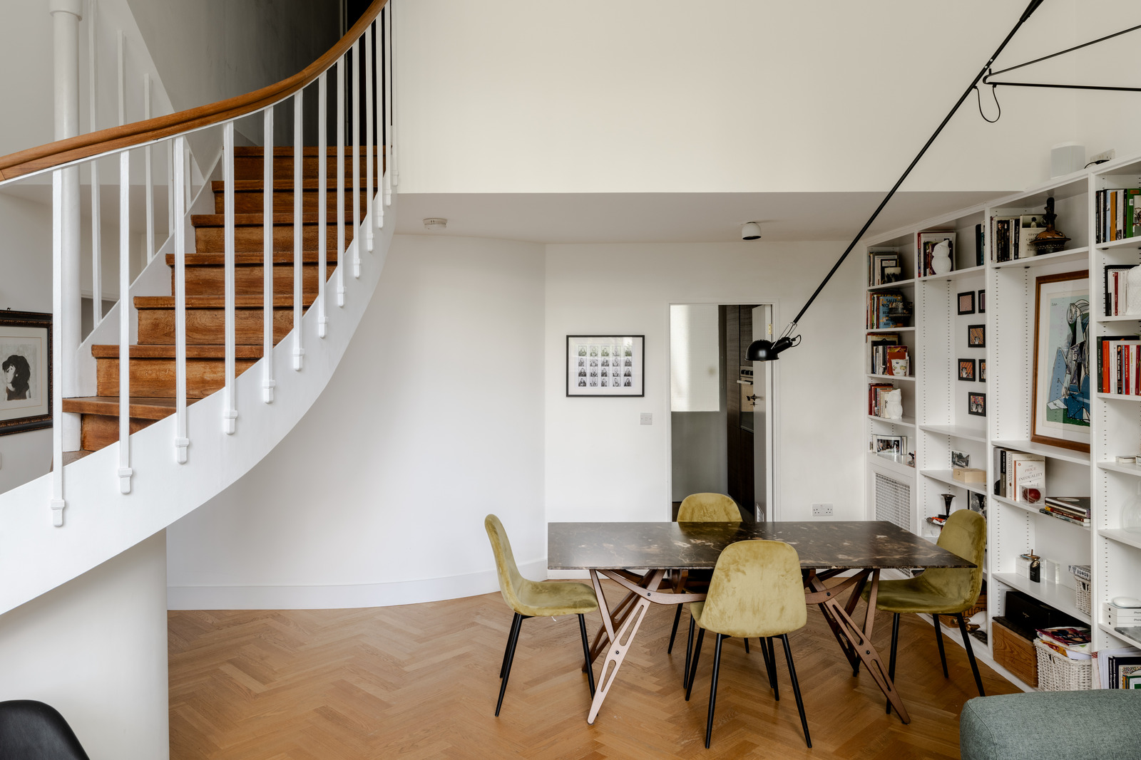 salle à manger avec escalier