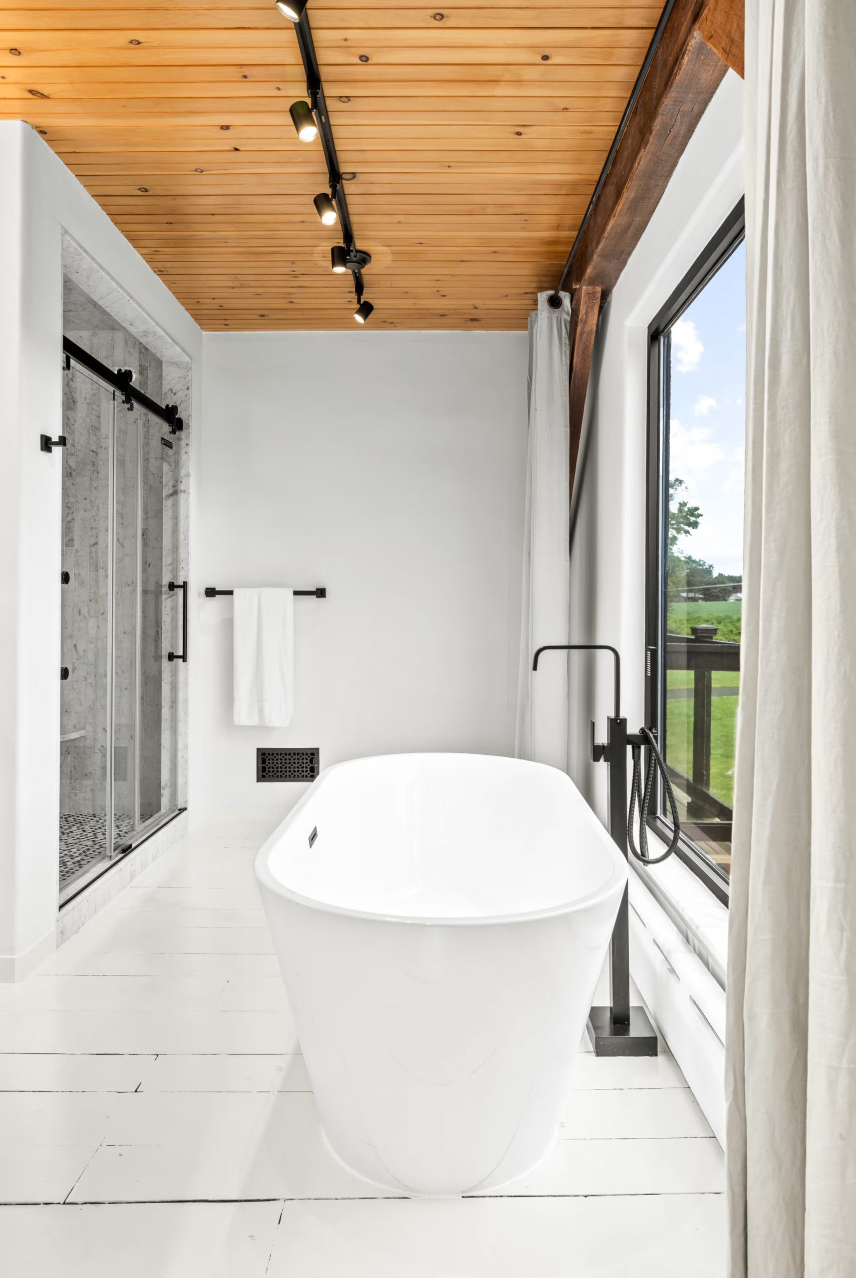 salle de bain blanche design avec fenêtre salle de bain blanche design avec fenêtre
