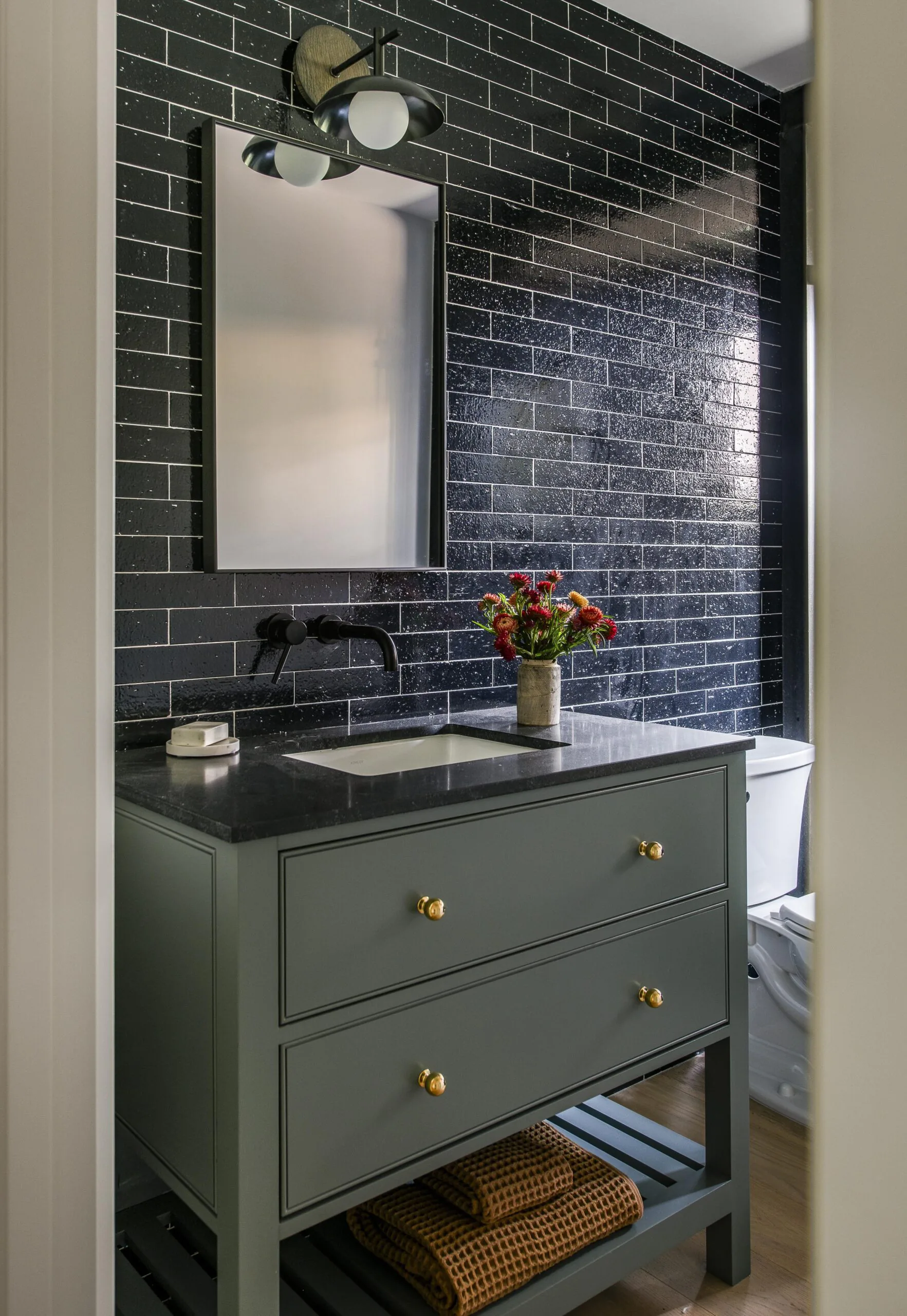 salle de bain noire et verte salle de bain noire et verte