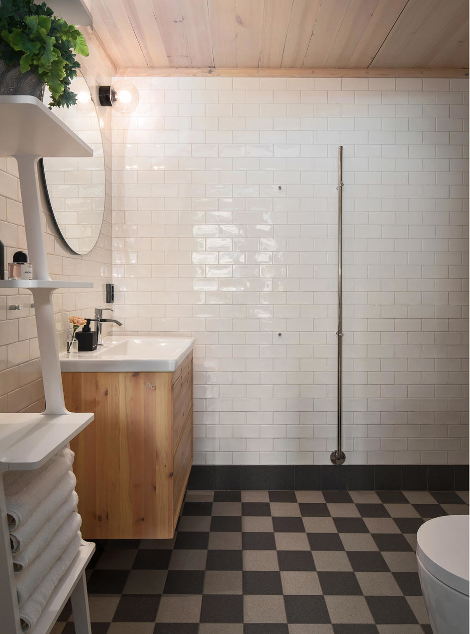 salle de bain bois blanche et noire