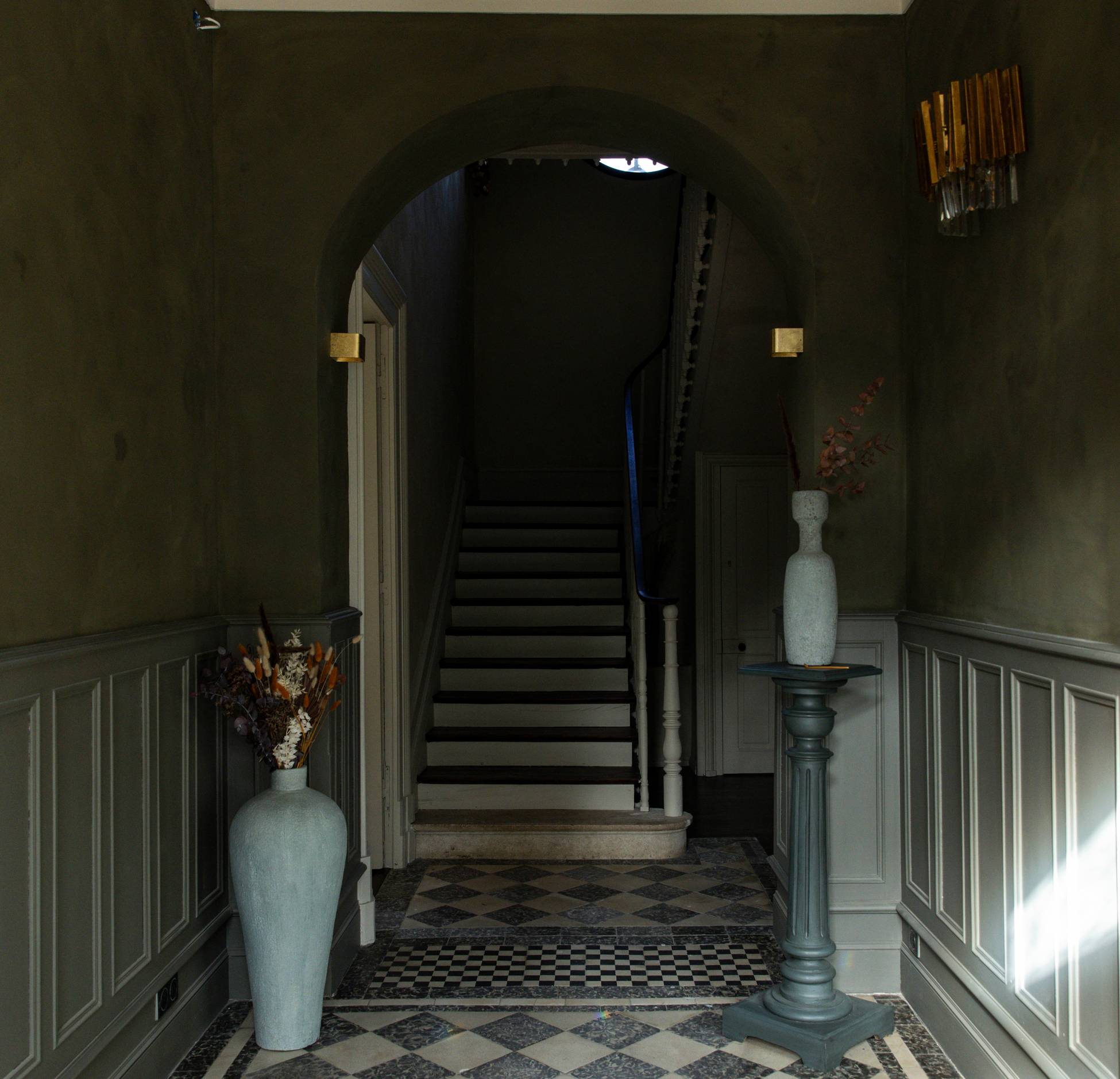 entrée avec escalier et sol ancien à damier Maison de Magescq dans les Landes entrée avec escalier et sol ancien à damier Maison de Magescq dans les Landes