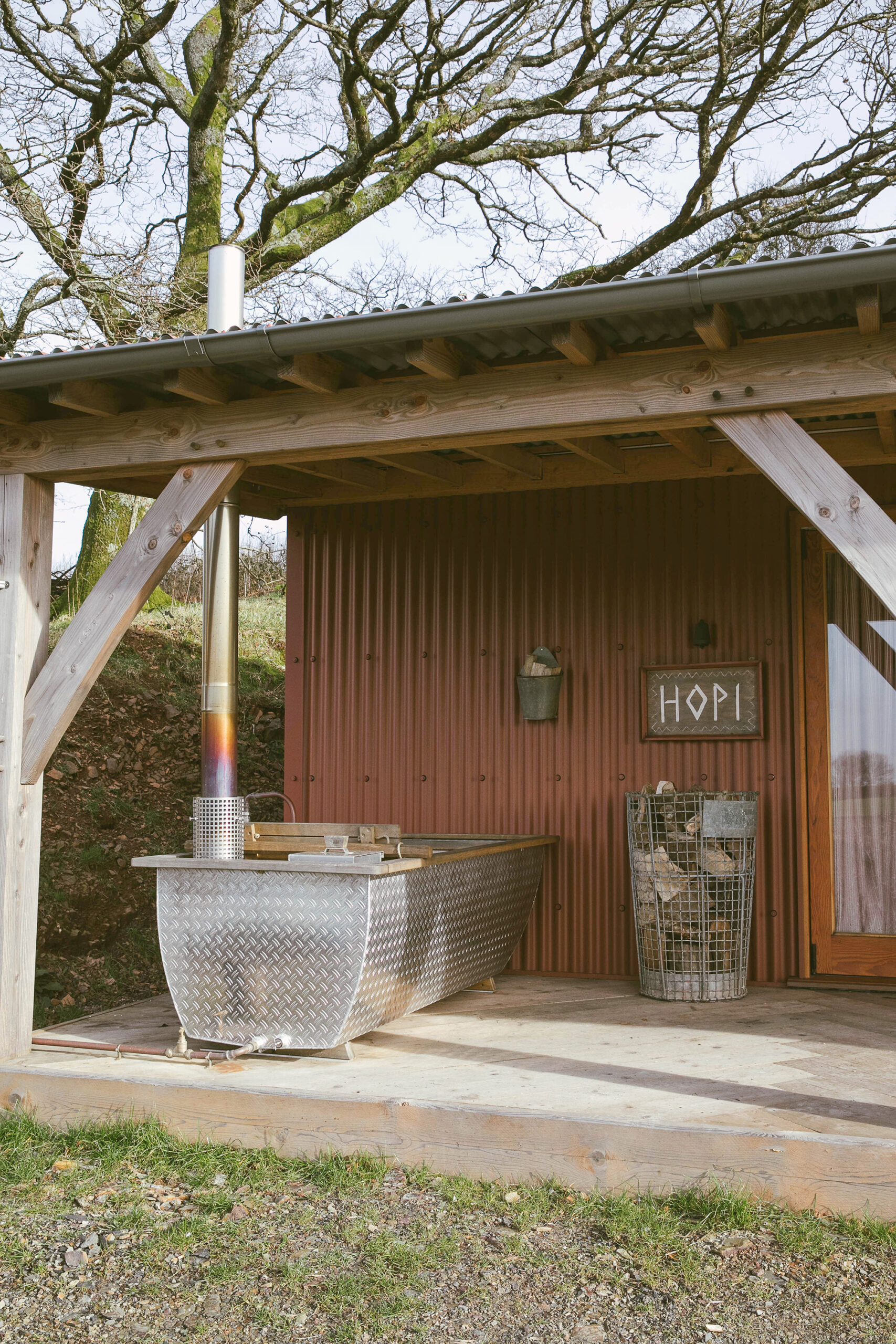 terrasse avec baignoire extérieure cabane Hopi Devon terrasse avec baignoire extérieure cabane Hopi Devon