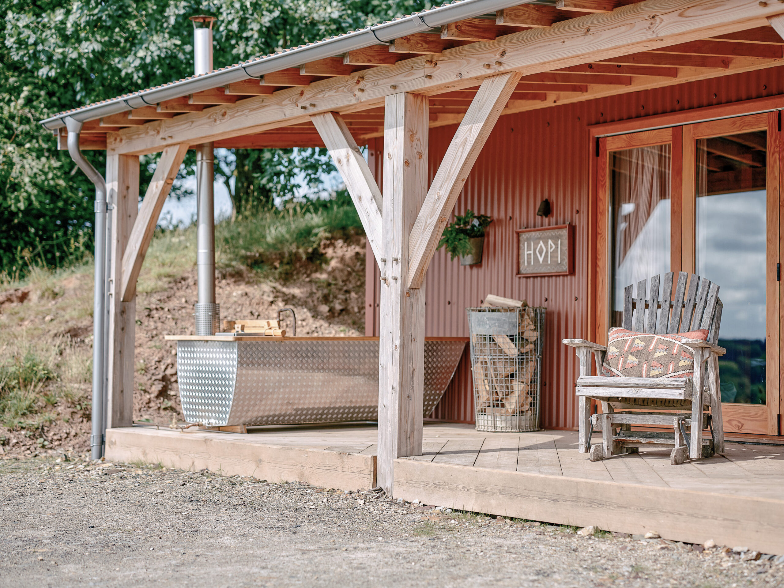 terrasse abritée avec baignoire extérieure cabane Hopi Devon terrasse abritée avec baignoire extérieure cabane Hopi Devon