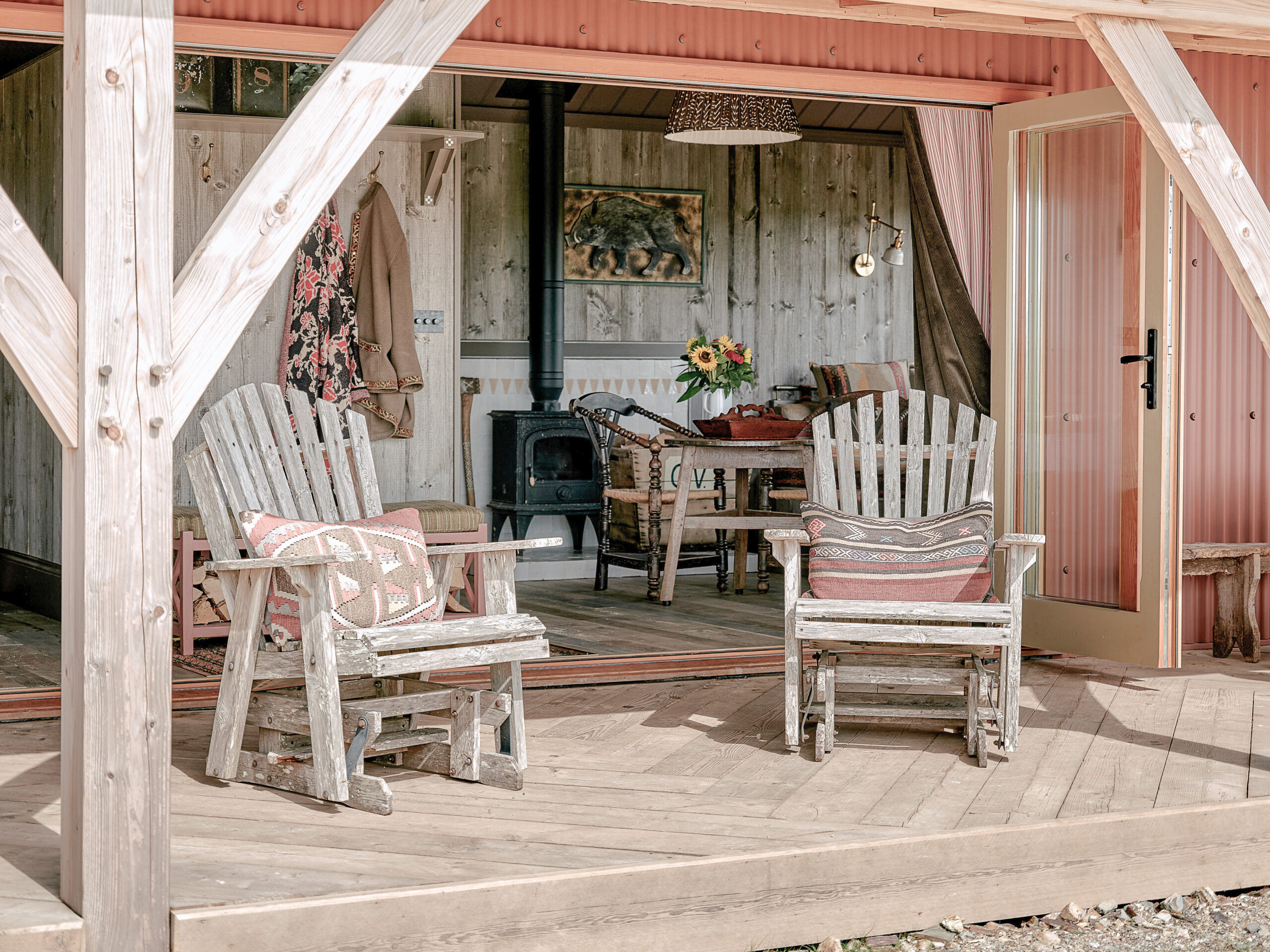 terrasse avec fauteuil adirondack cabane Hopi Devon terrasse avec fauteuil adirondack cabane Hopi Devon