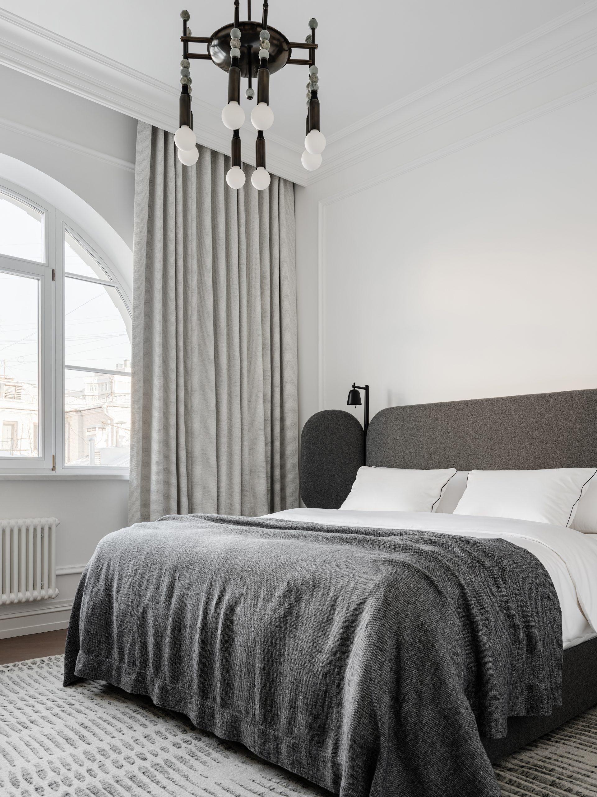 chambre noire et blanche avec fenêtre cintrée chambre noire et blanche avec fenêtre cintrée