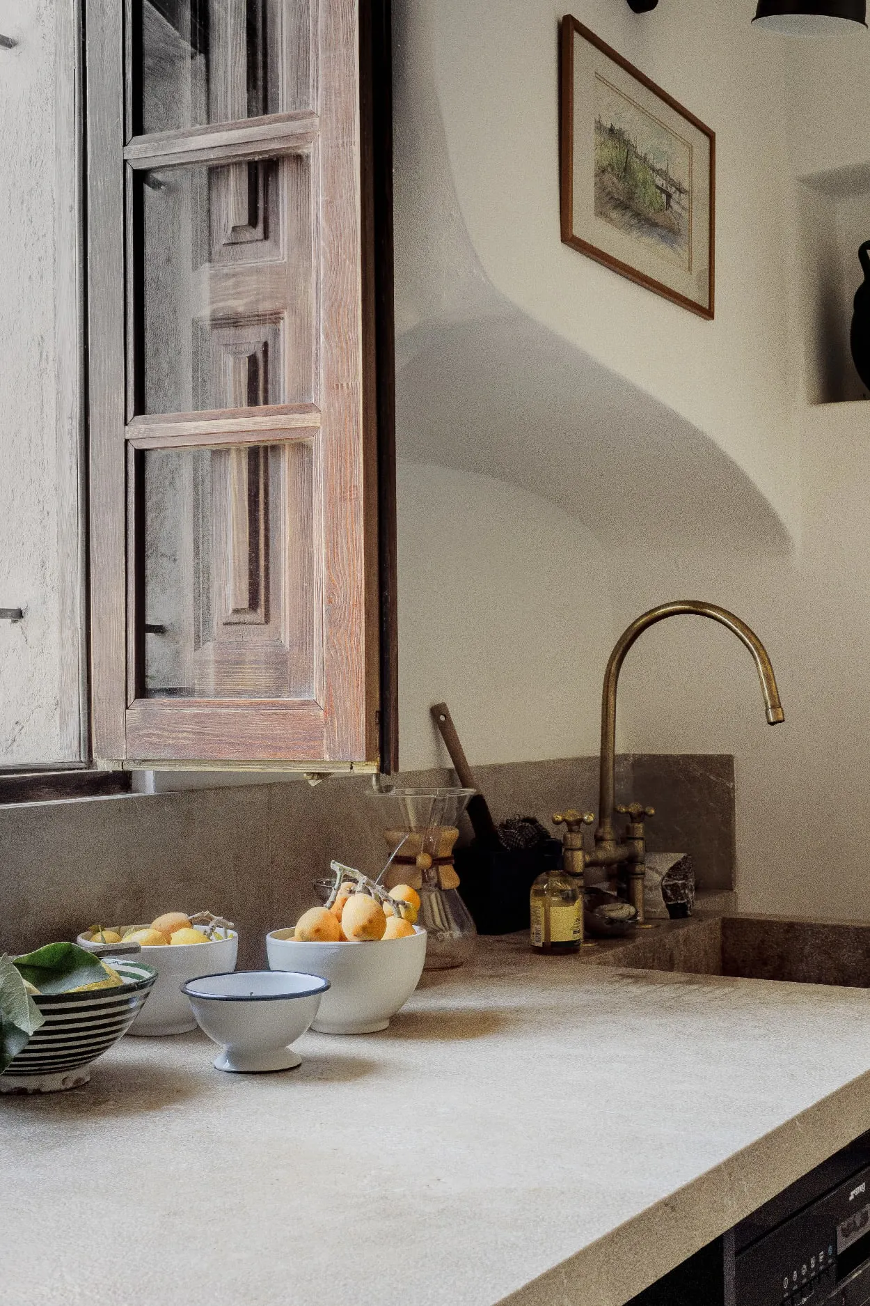 cuisine avec volet intérieur rustique maison en pierres avec piscine Majorque cuisine avec volet intérieur rustique maison en pierres avec piscine Majorque