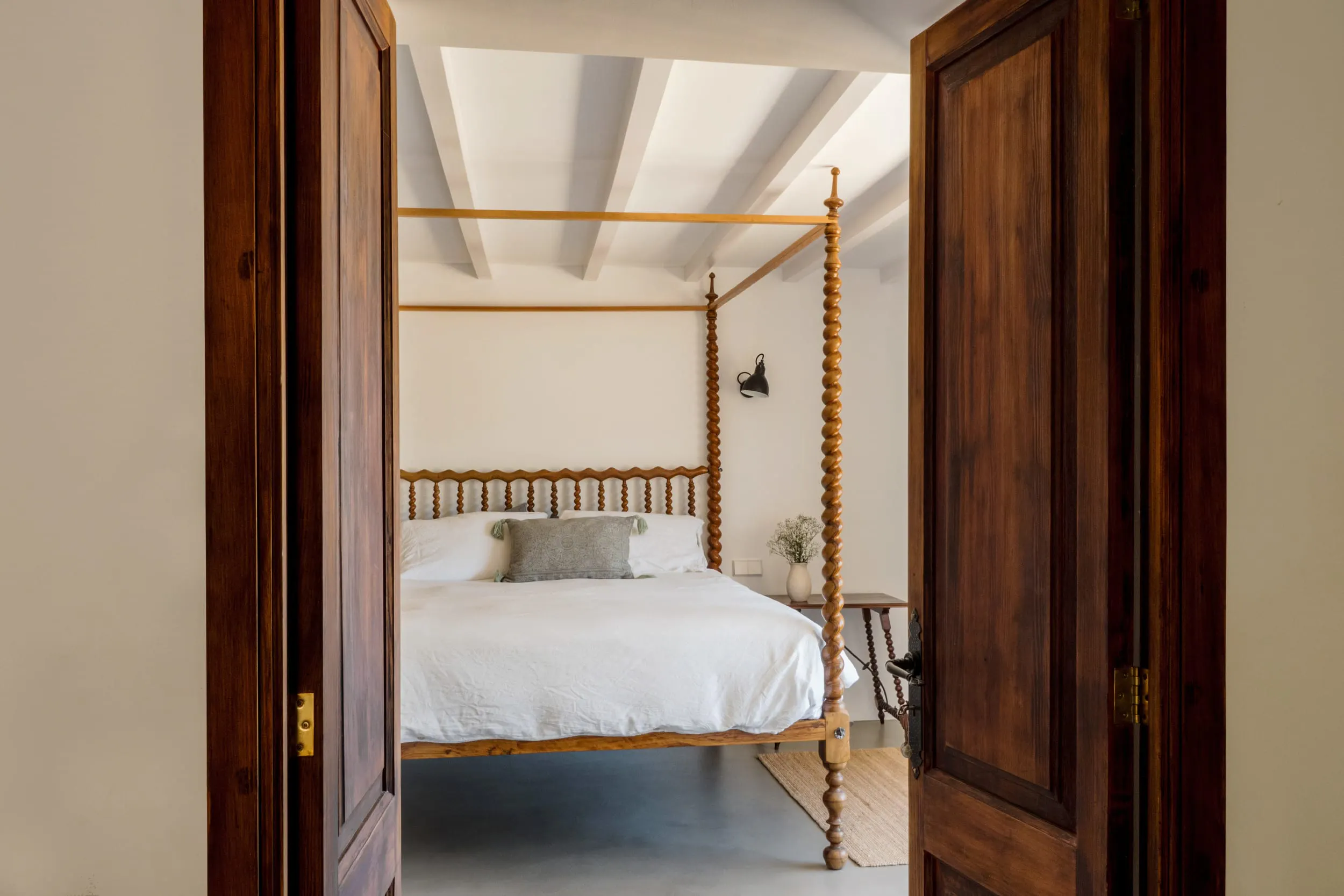 chambre avec portes bois rustique maison en pierres avec piscine Majorque chambre avec portes bois rustique maison en pierres avec piscine Majorque