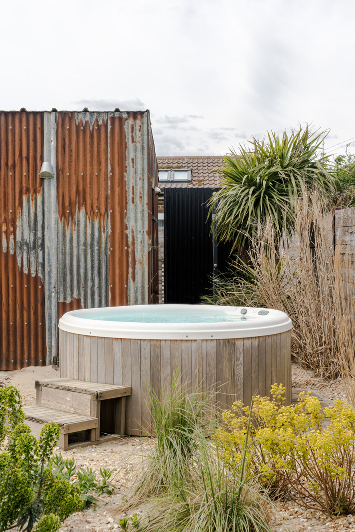 spa dans jardin maison atypique