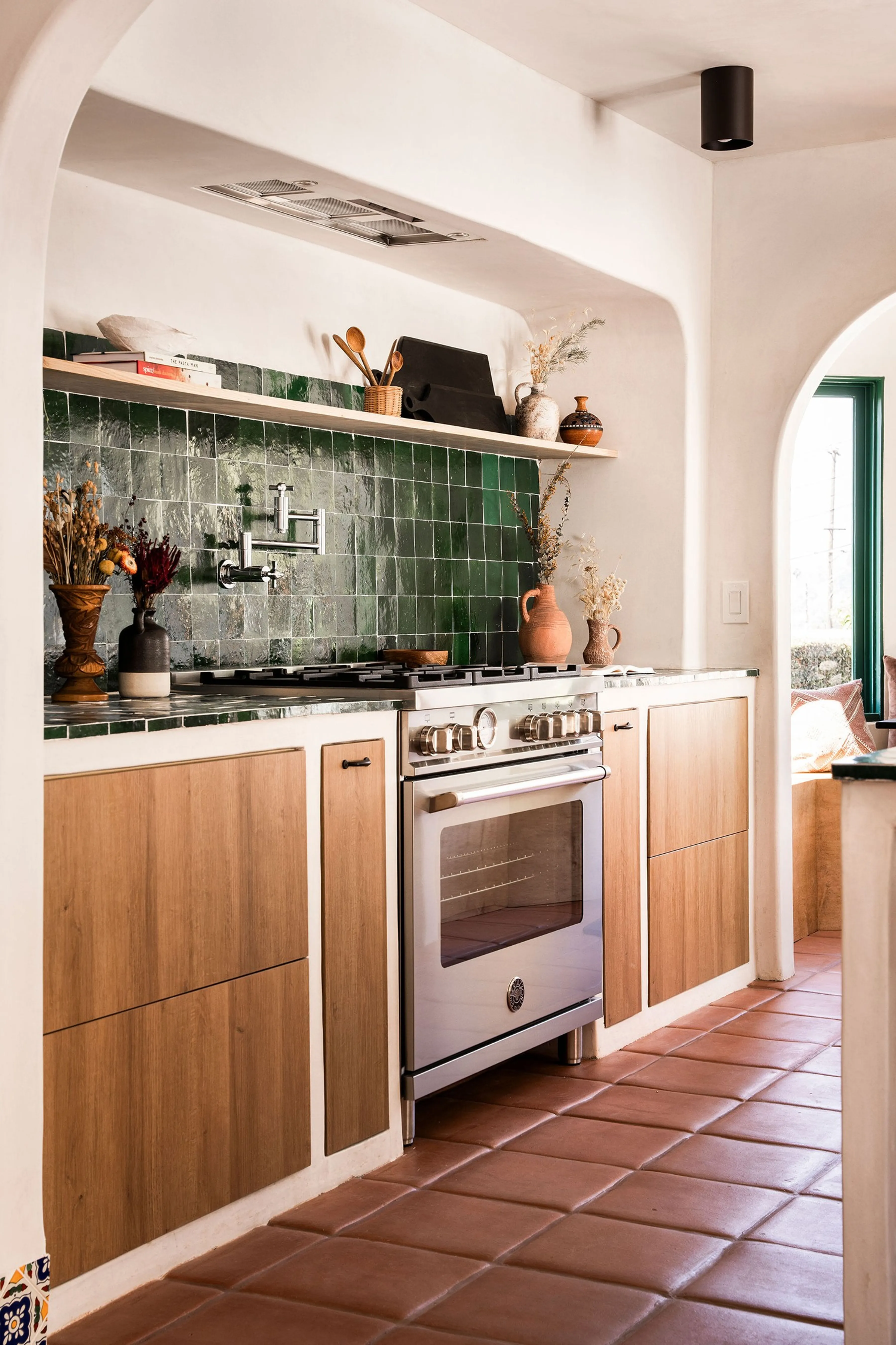 cuisine bois avec carrelage zelliges vertes