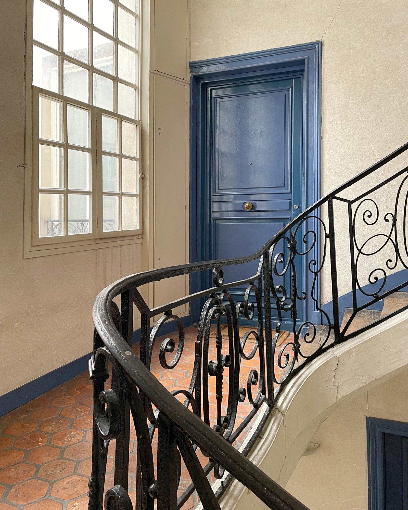 cage d cage d'escalier avec escalier immeuble ancien Paris