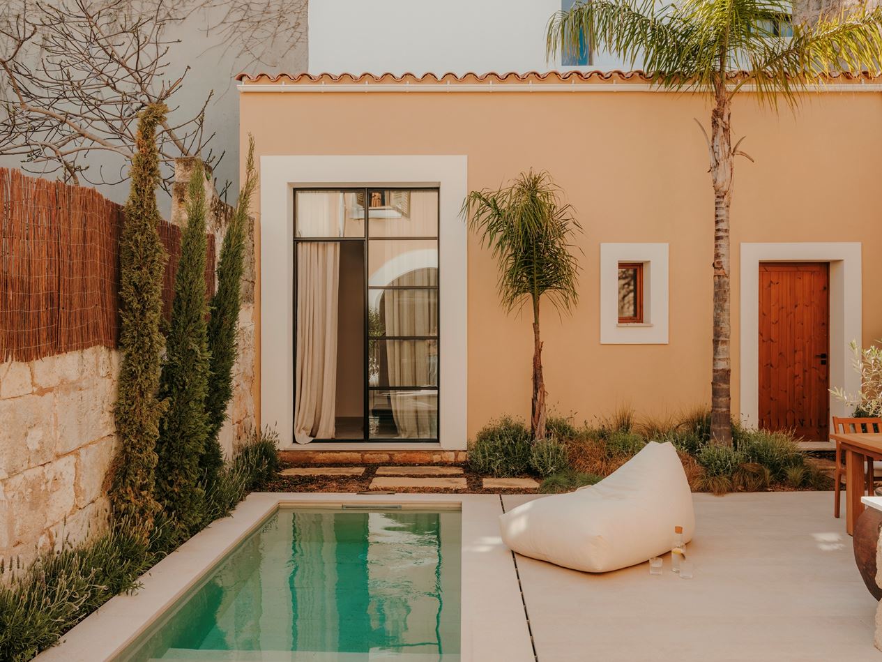 jardin de ville avec piscine