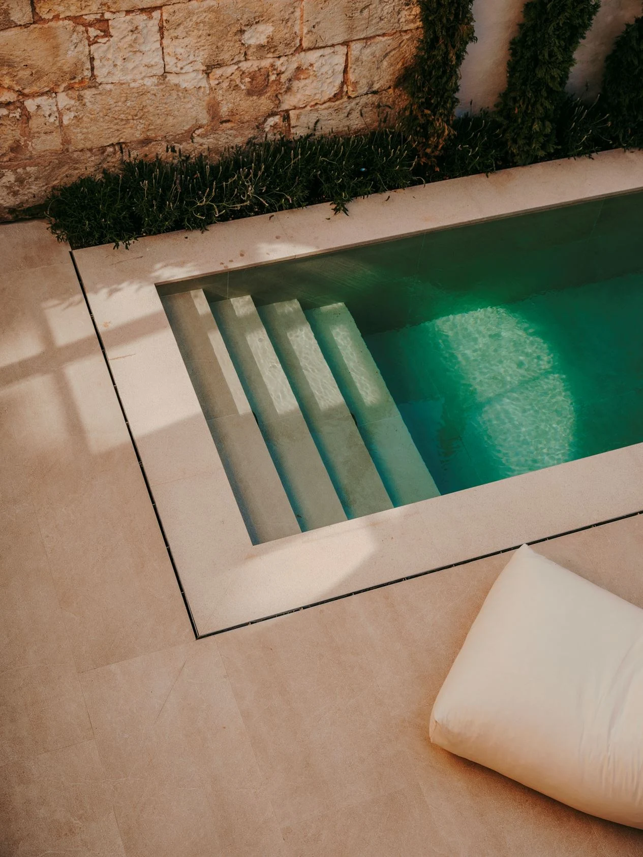 piscine dans jardin de ville murs en pierre