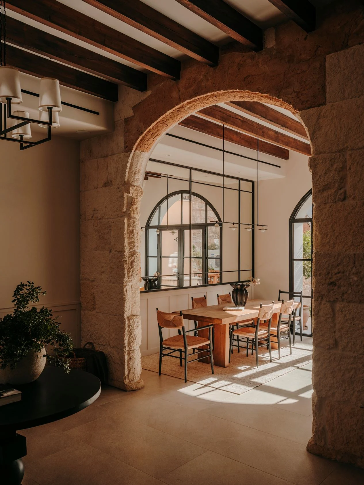 salle à manger avec ouverture cintrée décoration méditerranéenne