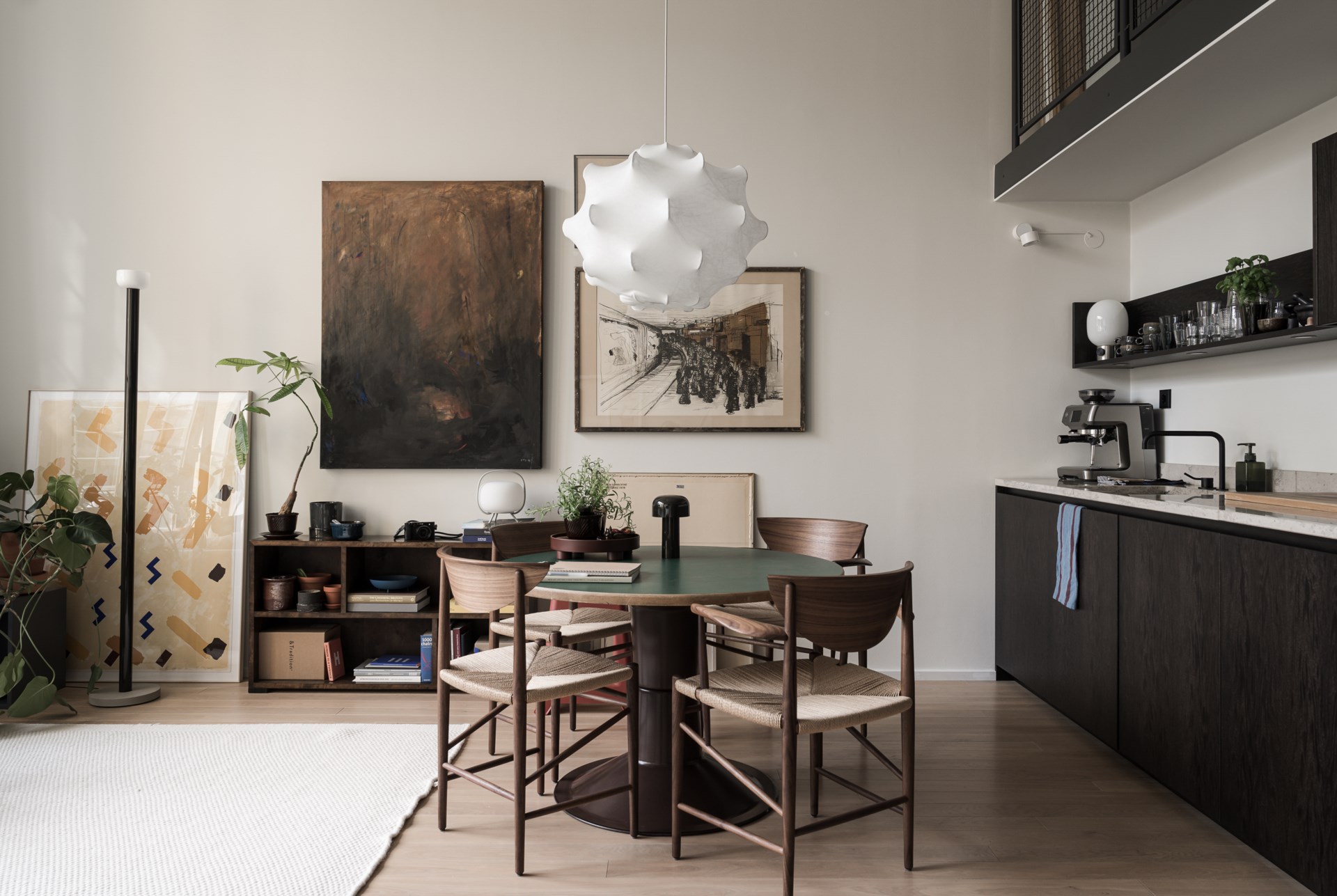 salon avec cuisine ouverte petit loft en duplex