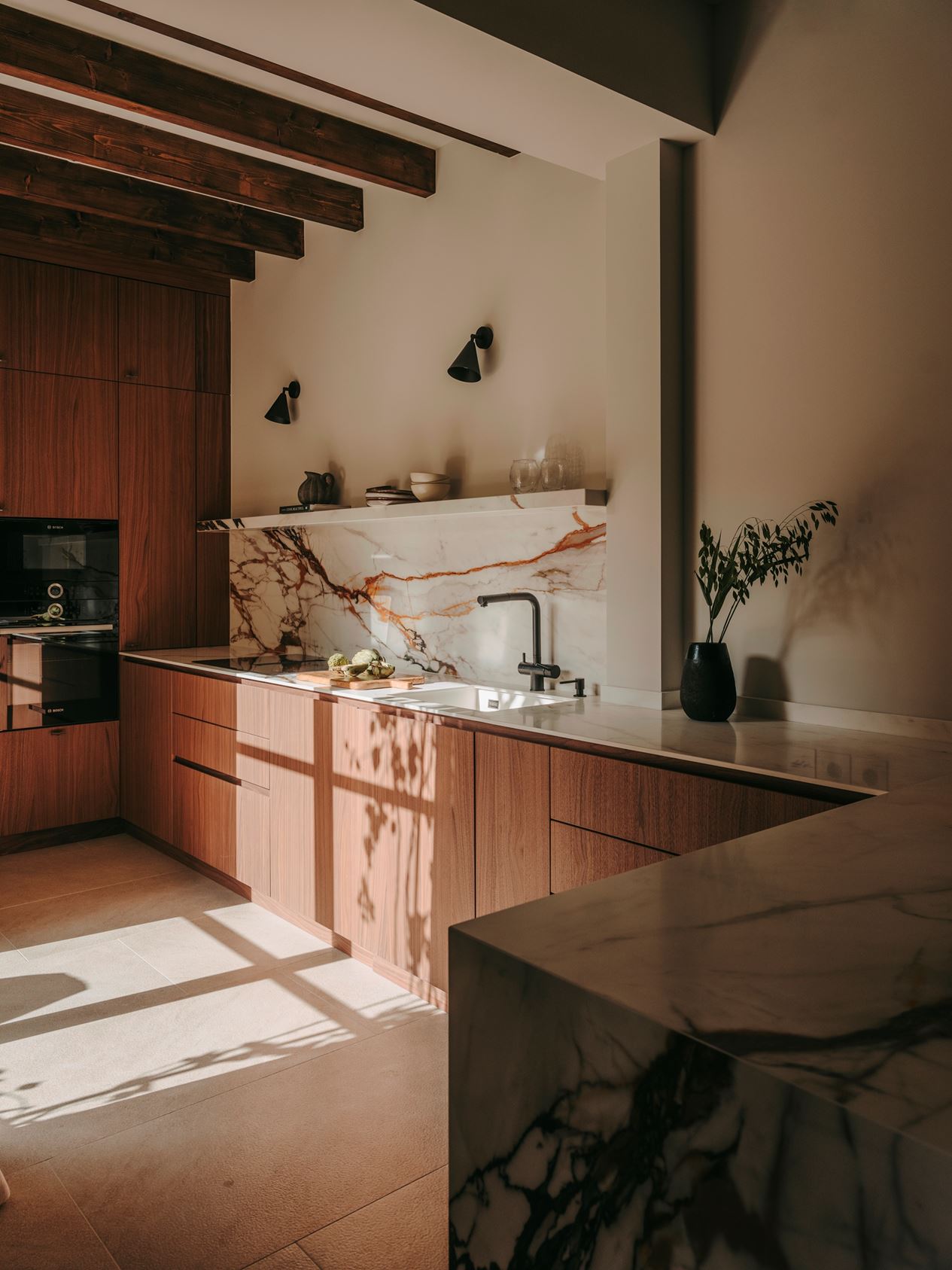 cuisine en bois design avec poutres