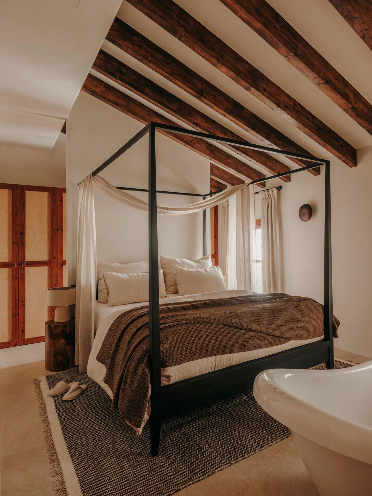 chambre avec poutres décoration méditerranéenne et rustique chic
