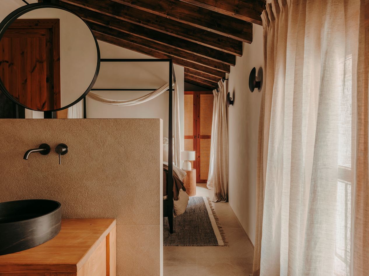 salle de bain avec poutres décoration méditerranéenne et rustique chic
