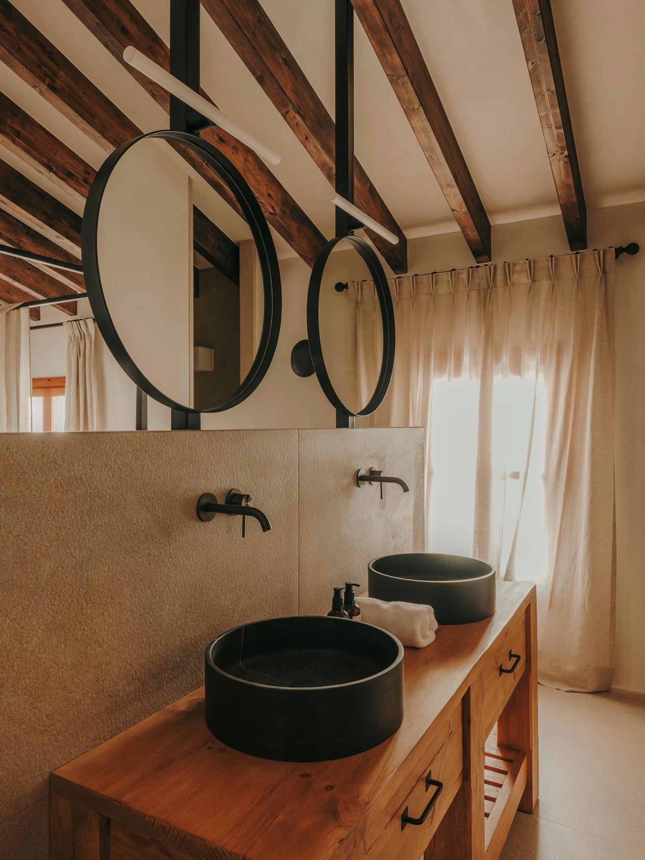 salle de bain avec poutres décoration méditerranéenne et rustique chic