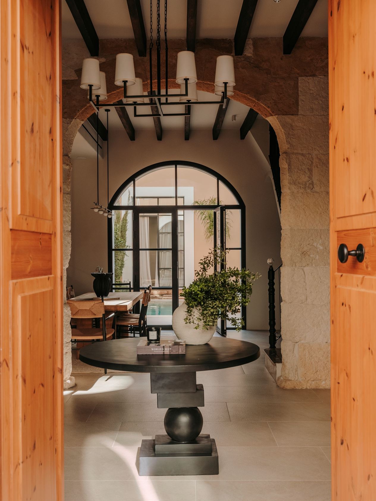 entrée maison de ville avec piscine
