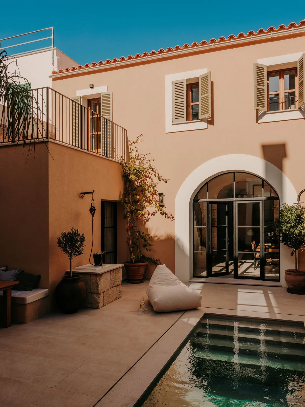 maison de ville façade ocre avec piscine