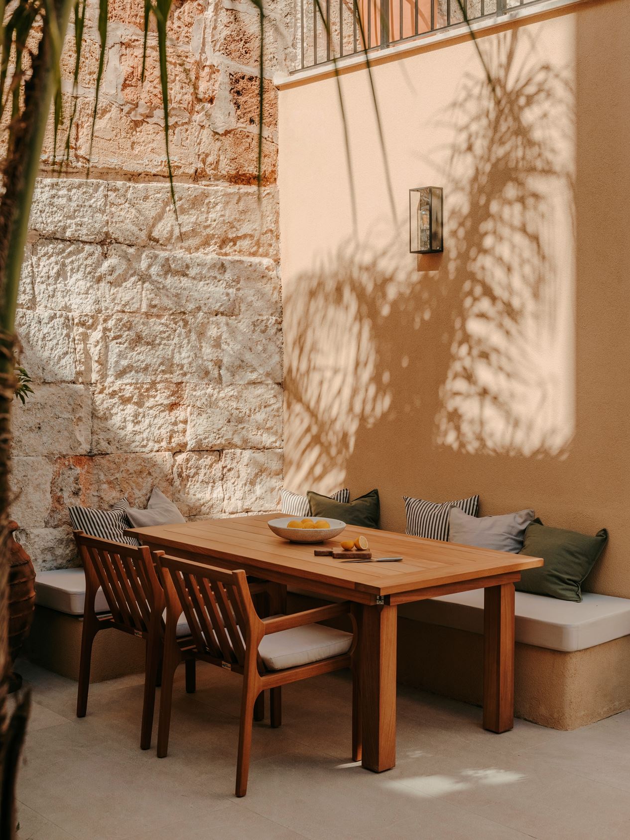 terrasse avec banc maçonné
