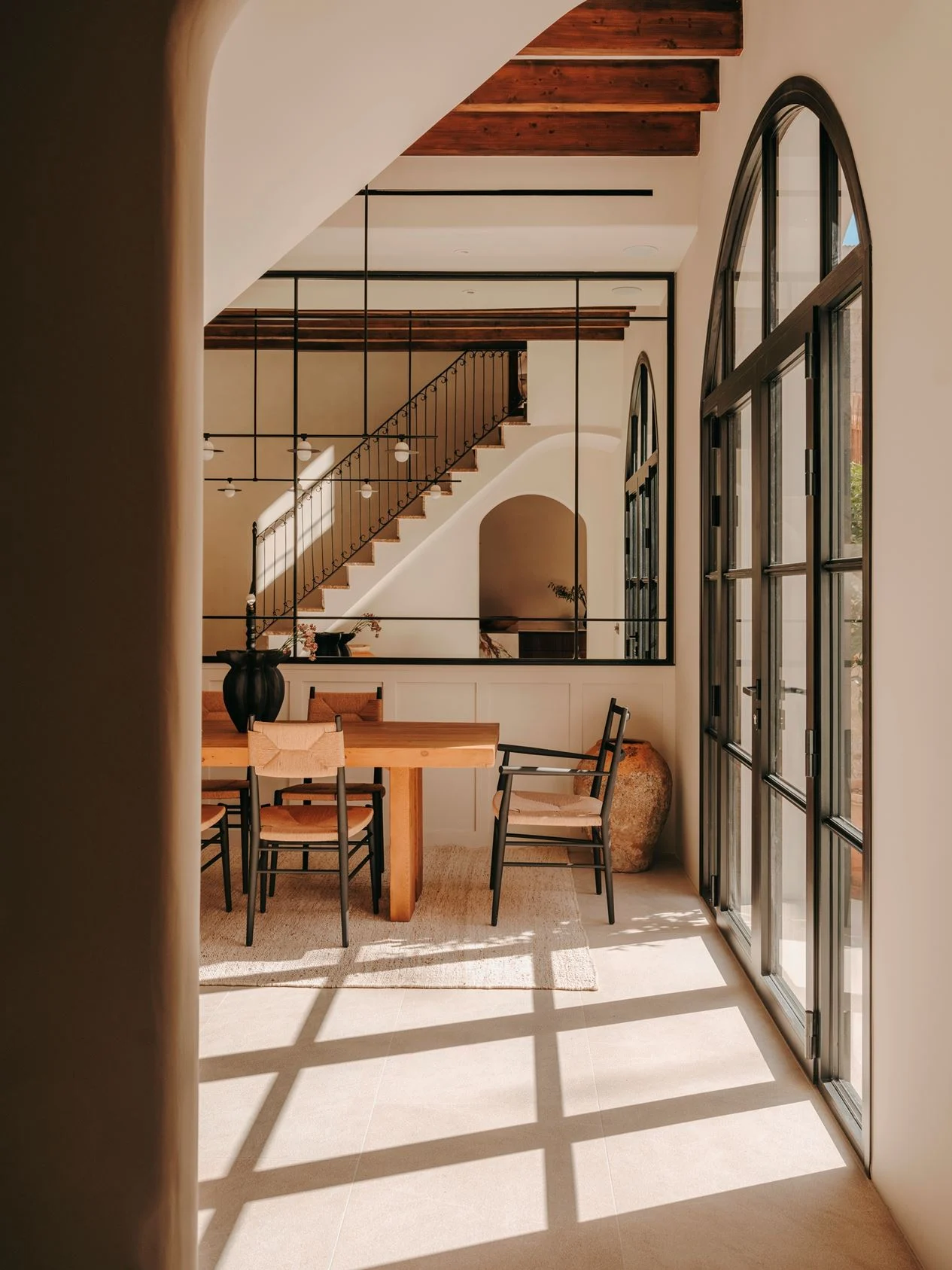 salle à manger avec poutres et fenêtres cintrées décoration méditerranéenne